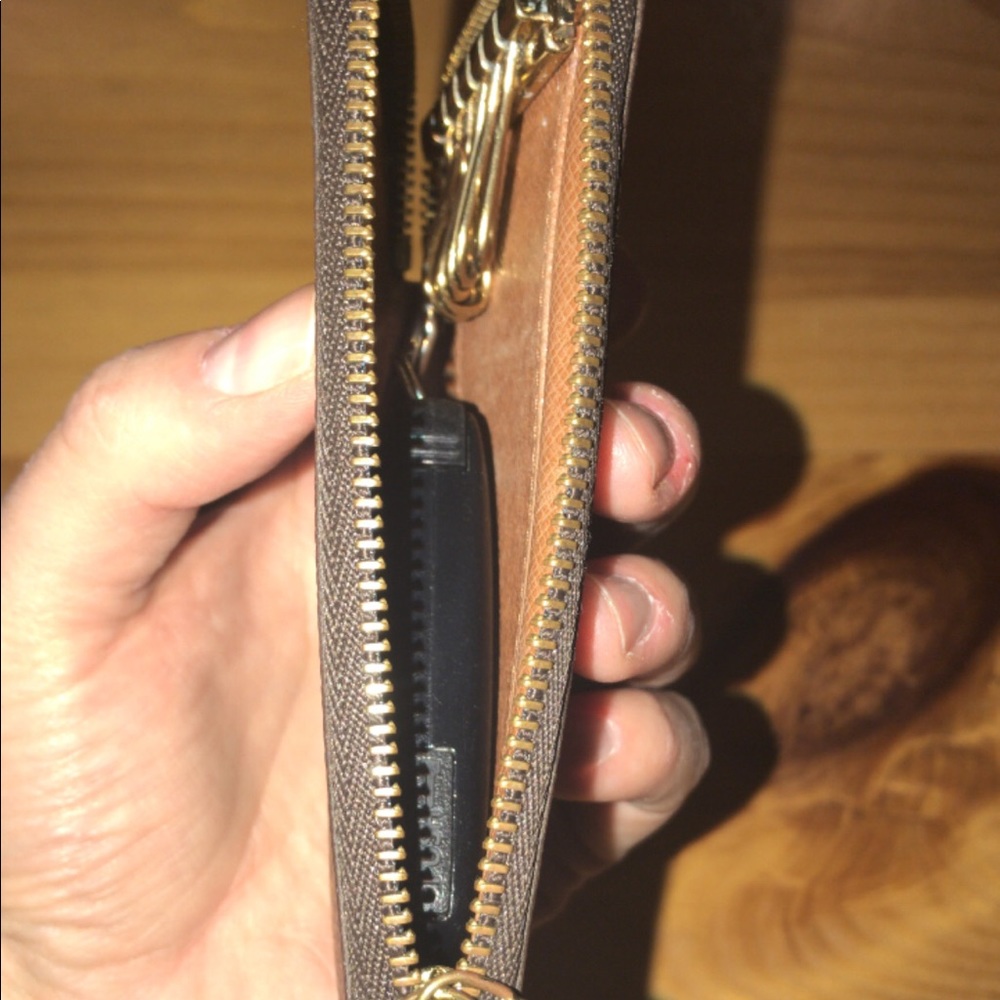 Authentic Louis Vuitton Monogram Key Case - Picture 9 of 11